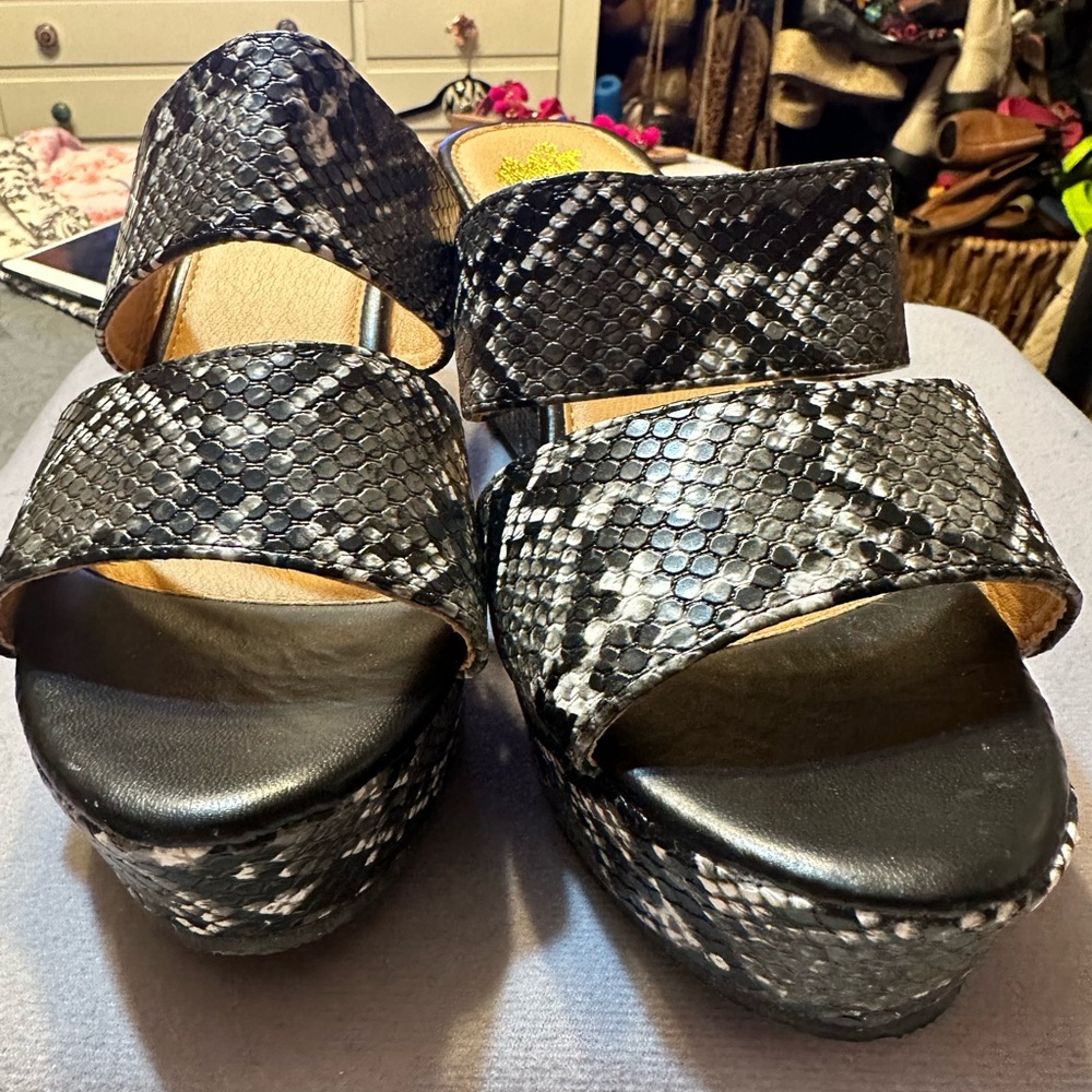 Camel Toes snake skin sandals